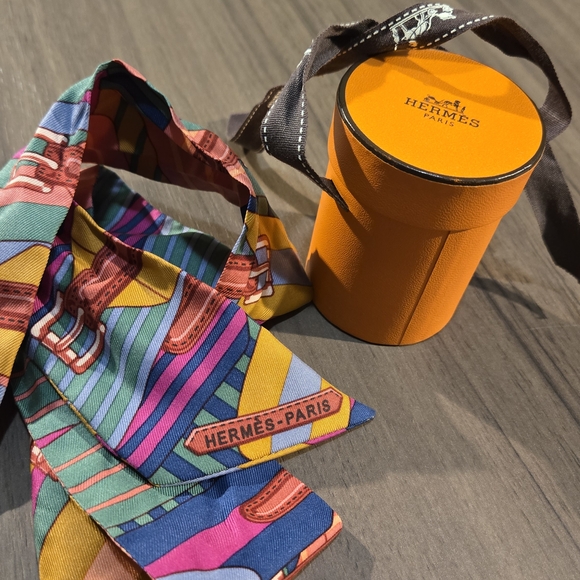 Hermes Vibrant Silk Scarf with Orange and Blue Accents - Picture 4 of 4